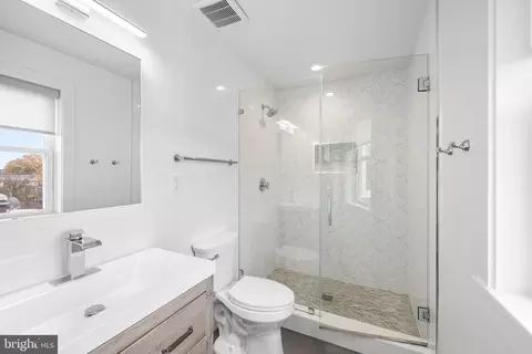 Bath - 127 R St NE #2, Washington, DC 20002 photo 2 of 3