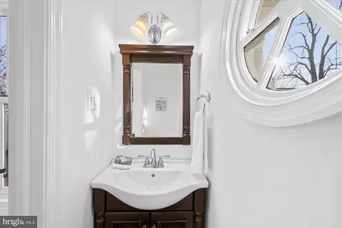 1900 37th St NW, Washington, DC 20007 photo 16