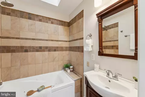 707 17th St SE, Washington, DC 20003 photo 25