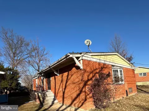 932 Hilltop Ter SE, Washington, DC 20019