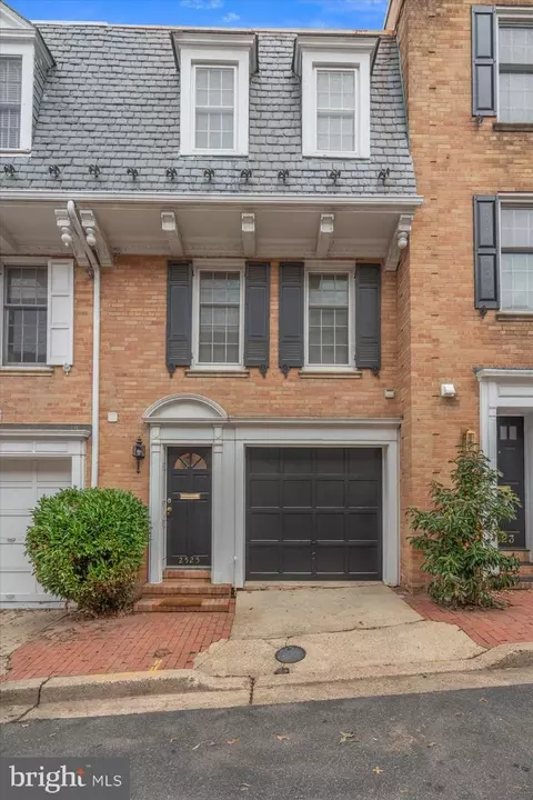 2525 Queen Annes Ln NW, Washington, DC 20037