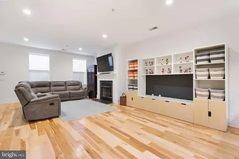 Living - 411 G St SE, Washington, DC 20003 photo 4 of 5