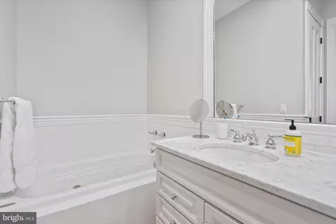Bath - 411 G St SE, Washington, DC 20003 photo 4 of 6