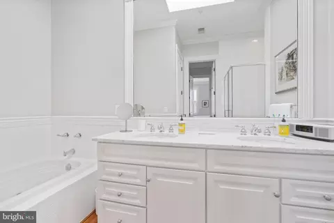 Bath - 411 G St SE, Washington, DC 20003 photo 3 of 6
