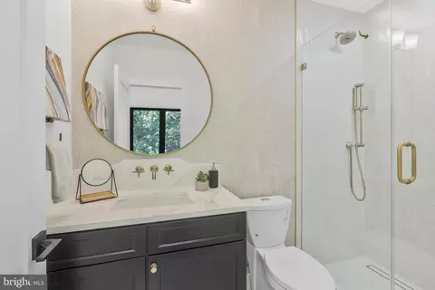 Bath - 332 17th Pl NE, Washington, DC 20002 photo 2 of 7