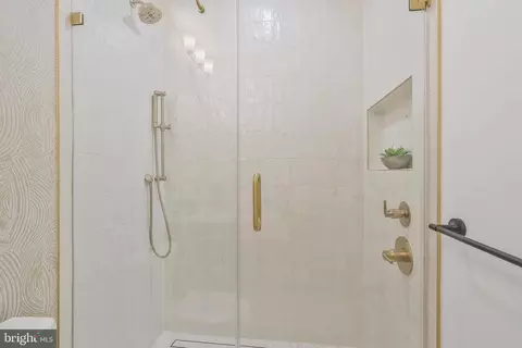 Bath - 332 17th Pl NE, Washington, DC 20002 photo 3 of 7