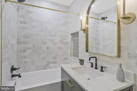 Bath - 332 17th Pl NE, Washington, DC 20002 photo 4 of 7
