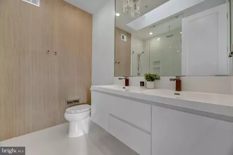 Bath - 1528 Oates St NE #B, Washington, DC 20002 photo 6 of 9
