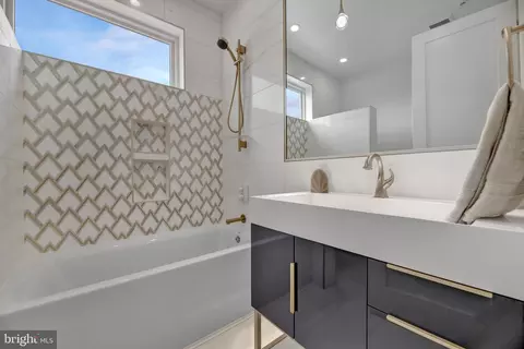 Bath - 1528 Oates St NE #B, Washington, DC 20002 photo 2 of 9