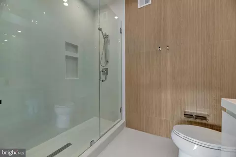 Bath - 1528 Oates St NE #B, Washington, DC 20002 photo 7 of 9