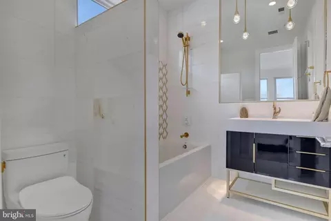 Bath - 1528 Oates St NE #B, Washington, DC 20002 photo 1 of 9