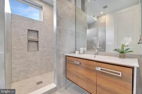 Bath - 1528 Oates St NE #B, Washington, DC 20002 photo 5 of 9