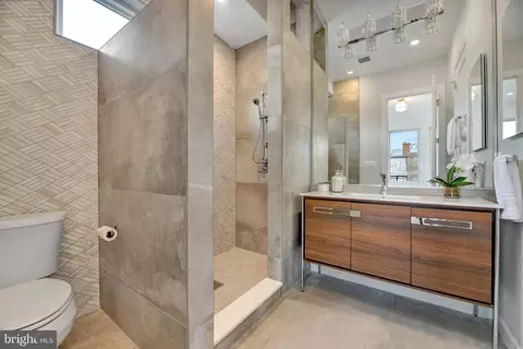Bath - 1528 Oates St NE #B, Washington, DC 20002 photo 4 of 9