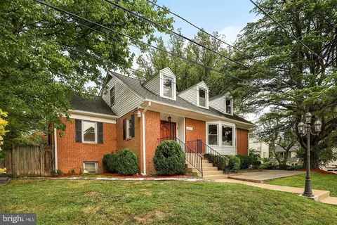 2866 Arizona Ter NW, Washington, DC 20016