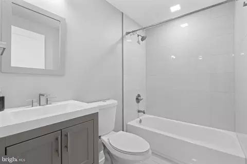 Bath - 1617 Corcoran St NE #2, Washington, DC 20002 photo 1 of 1