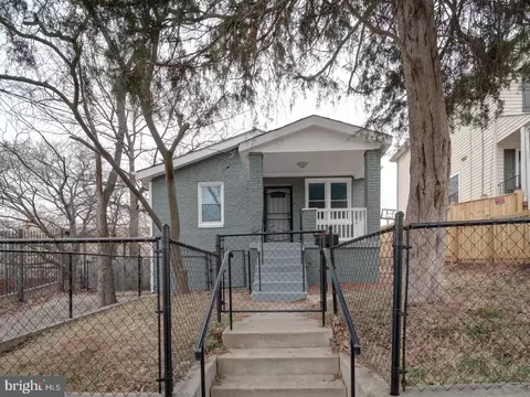 5054 D St SE, Washington, DC 20019