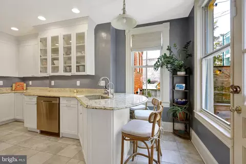 11 6th St SE, Washington, DC 20003 photo 14