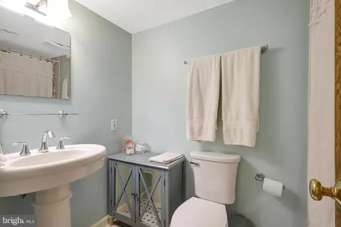11 6th St SE, Washington, DC 20003 photo 42