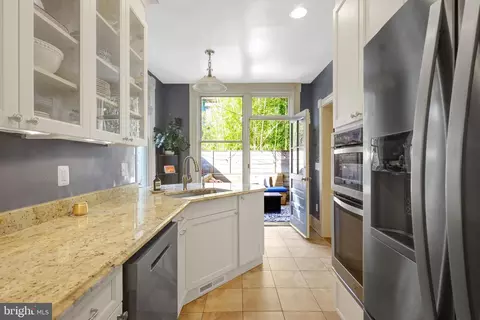 11 6th St SE, Washington, DC 20003 photo 17