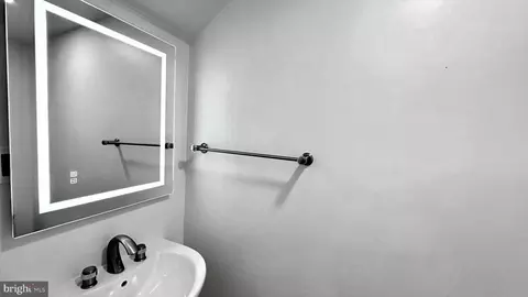 Entry Way - 507 G St NE, Washington, DC 20002 photo 2 of 5