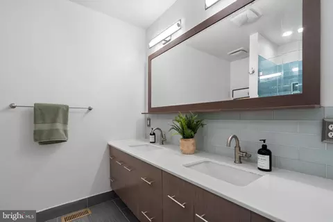 525 14th St SE, Washington, DC 20003 photo 20