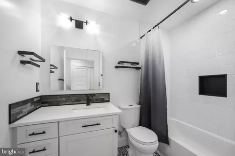 Bath - 11 15th St NE #3, Washington, DC 20002 photo 1 of 1