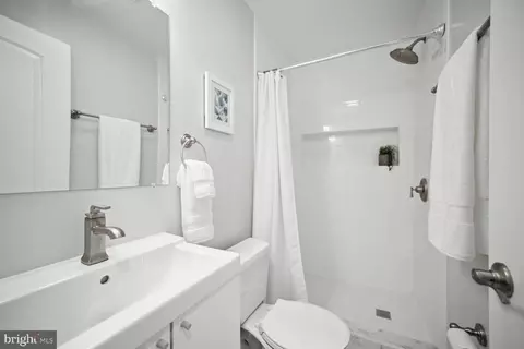 27 17th St SE, Washington, DC 20003 photo 13