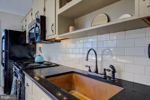 Kitchen - 729 10th St SE, Washington, DC 20003 photo 2 of 3