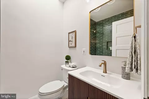 Bath - 334 17th Pl NE, Washington, DC 20002 photo 3 of 6