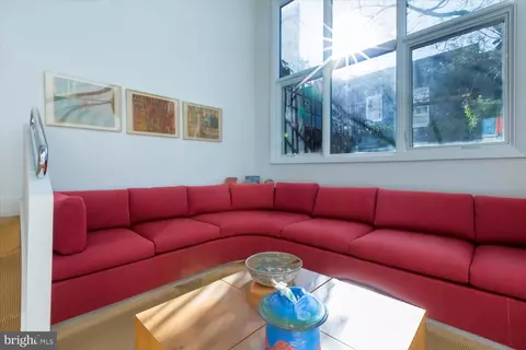 Living - 515 2nd St SE, Washington, DC 20003 photo 4 of 13