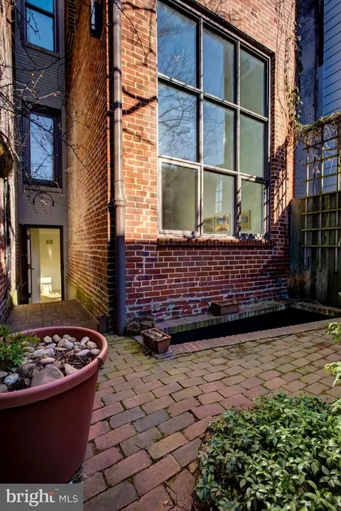 Exterior - 515 2nd St SE, Washington, DC 20003 photo 3 of 7