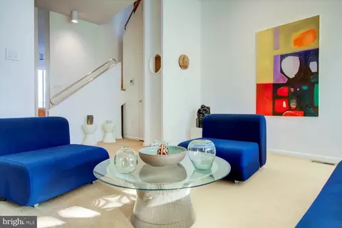 Living - 515 2nd St SE, Washington, DC 20003 photo 12 of 13