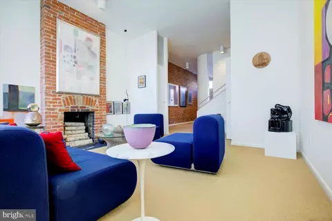 Living - 515 2nd St SE, Washington, DC 20003 photo 11 of 13