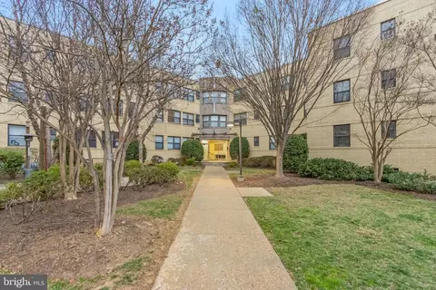 212 Oakwood St SE #B-1, Washington, DC 20032