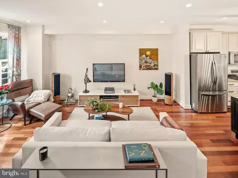 Living - 527 10th St SE, Washington, DC 20003 photo 2 of 3