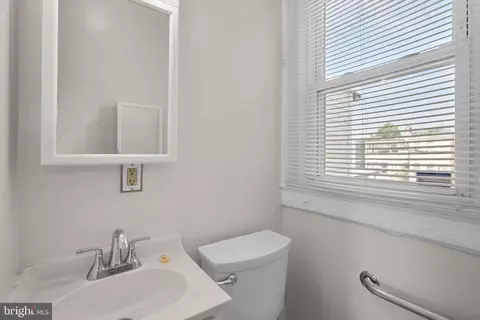 Bath - 560 25th Pl NE, Washington, DC 20002 photo 2 of 3