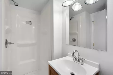 Bath - 560 25th Pl NE, Washington, DC 20002 photo 3 of 3