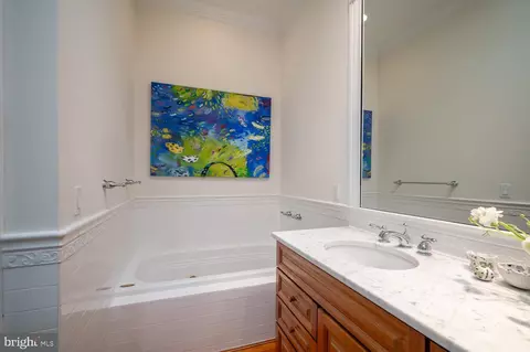Bath - 417 G St SE, Washington, DC 20003 photo 4 of 6