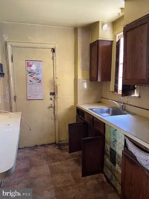 Kitchen - 1229 Savannah Pl SE, Washington, DC 20032 photo 2 of 2