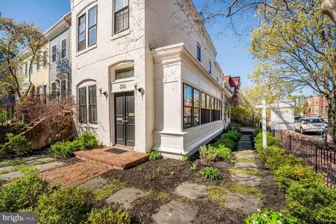 252 10th St NE, Washington, DC 20002 photo 2