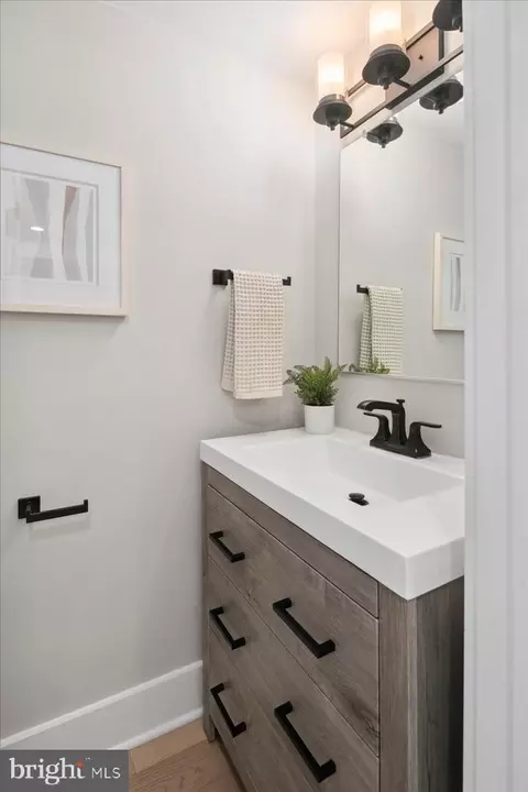 1007 I St SE, Washington, DC 20003 photo 27