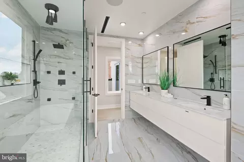 Bath - 1610 Foxhall Rd NW, Washington, DC 20007 photo 8 of 10
