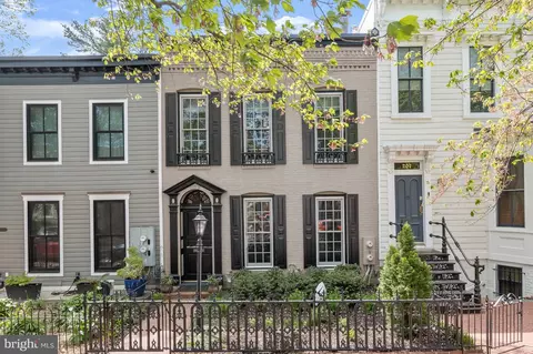 209 10th St SE, Washington, DC 20003