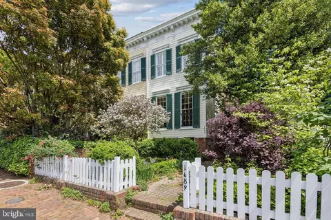 1689 32nd St NW, Washington, DC 20007