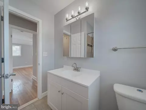 Bath - 371 Chaplin St SE, Washington, DC 20019 photo 3 of 7