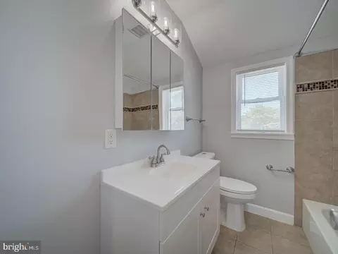 Bath - 371 Chaplin St SE, Washington, DC 20019 photo 2 of 7