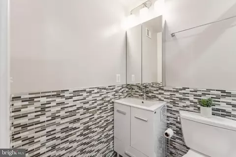 718 13th St SE, Washington, DC 20003 photo 9