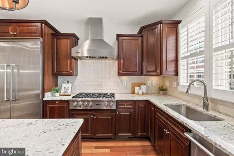 4452 12 Macarthur Blvd NW, Washington, DC 20007 photo 9
