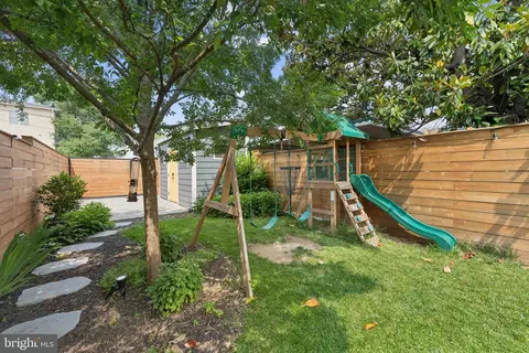Exterior - 422 19th St NE, Washington, DC 20002 photo 3 of 9