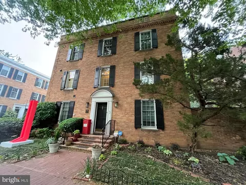 2538 Queen Annes Ln NW, Washington, DC 20037